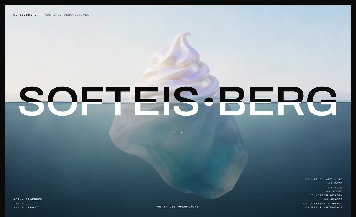 Die Startseite von softeisberg.de: die Wortmarke SOFTEIS·BERG liegt auf der Wasserlinie, darüber eine Softeisspitze, darunter derselbe Körper als Eisberg. Rechts das Register der Disziplinen, links die drei Namen des Kollektivs.