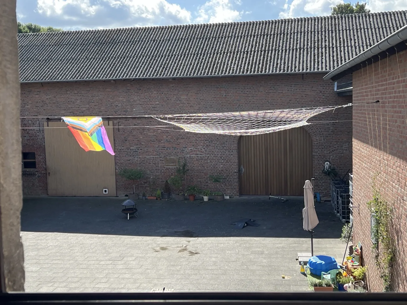 Der Hof heute, das leere Rautengitter zwischen den Gebäuden